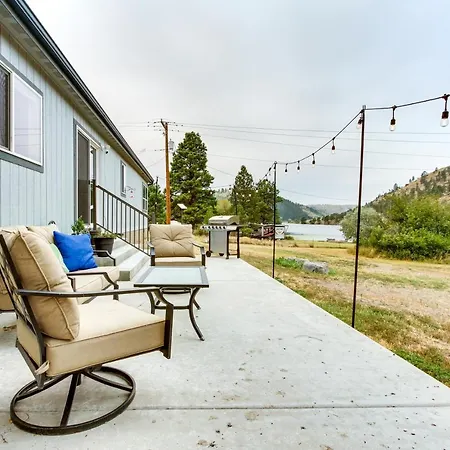 Riverfront Helena Retreat With Small Dock And Kayaks!